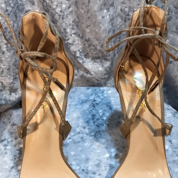 Women’s Lulu’s Size 7.5 Tan Fabric One Band 4” Heel Sandals with Ties - Picture 4 of 9